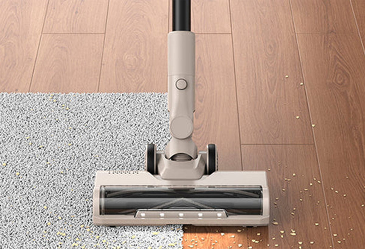 Απεικονίζεται η σκούπα να σκουπίζει σε διάφορα είδη δαπέδου.